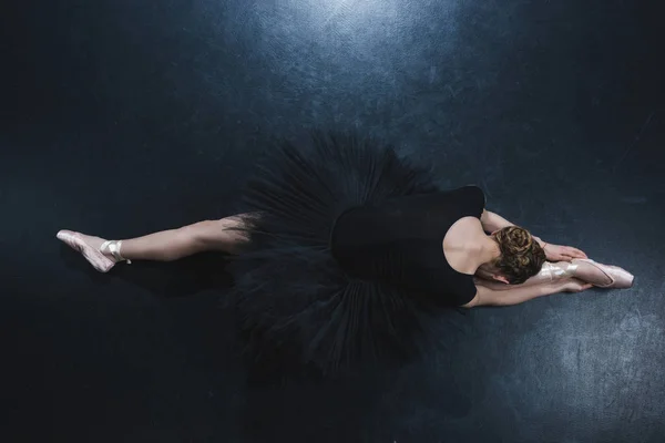 Bailarina sentada sobre cordel —  Fotos de Stock