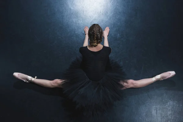Балерина сидит на бечевке — стоковое фото