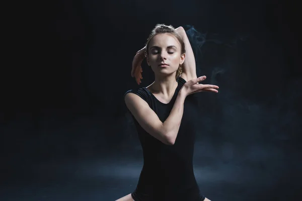 Bailarina com olhos fechados — Fotografia de Stock