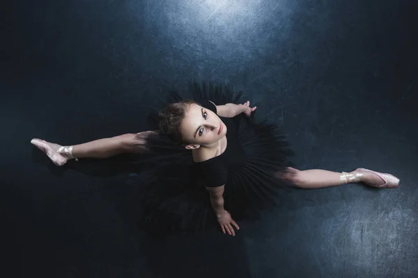 Ballerina sitting on twine — Stock Photo, Image