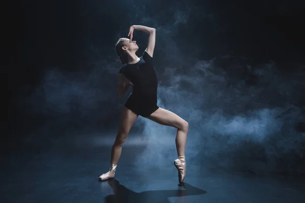 Ballerina dancing in pointe and leotard — Stock Photo, Image