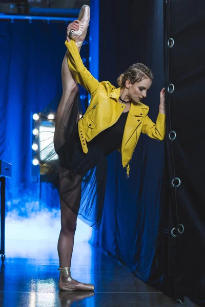 Bailarina estirándose en vestidor — Foto de Stock
