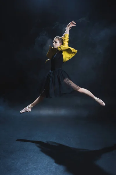 芭蕾舞女演员穿着短裙和皮革夹克 — 图库照片