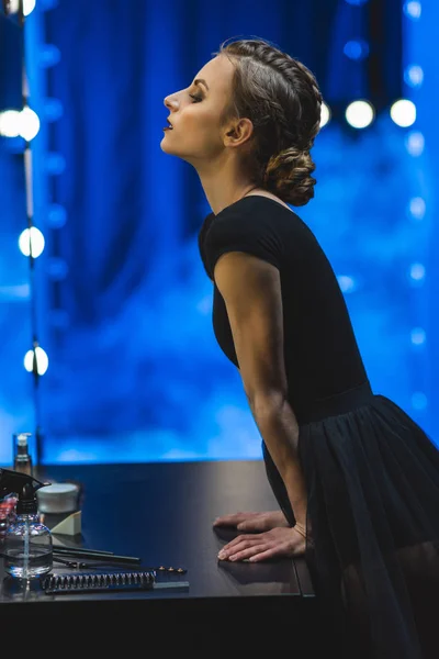 Ballerina in spiegel kijken — Stockfoto