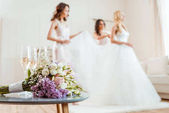 Svatební kytice nevěsty a družičky