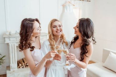 Şampanya ile toasting nedime gelinle