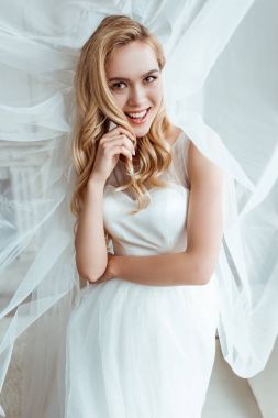 Gelinlik giymiş gelin