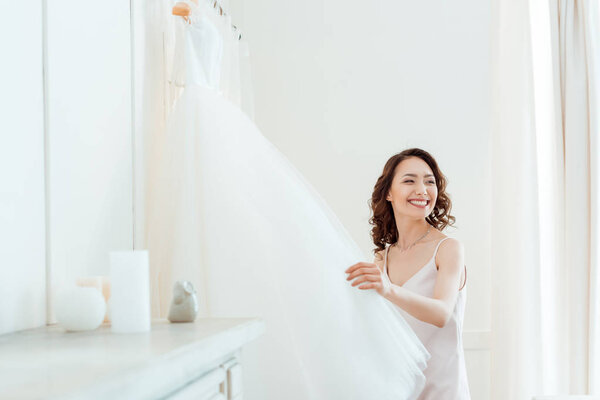 азиатка с свадебным платьем
