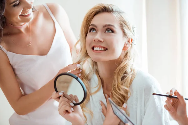 Bruden får makeup före bröllop — Stockfoto