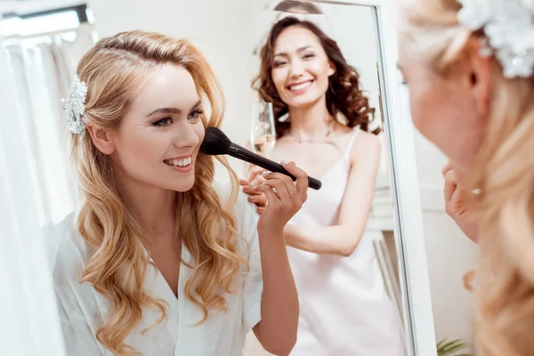 Nevěsta dostává make-up před svatbou — Stock fotografie