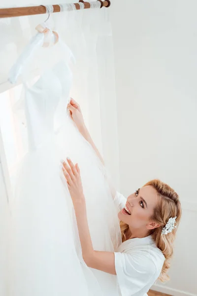 Donna con abito da sposa — Foto Stock