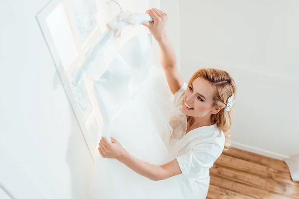 Woman with wedding dress — Free Stock Photo