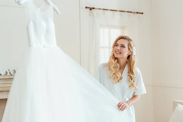 Жінка з весільним платтям — стокове фото