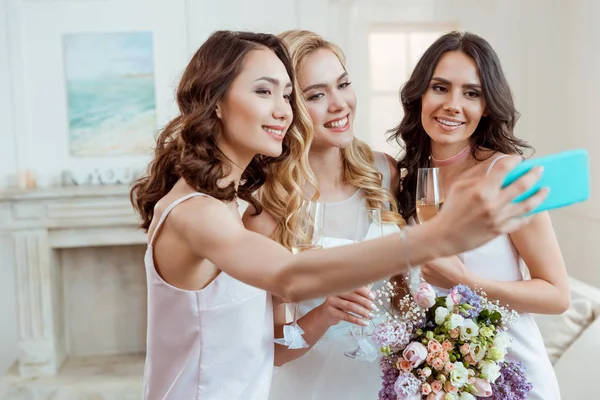 Panna Młoda z bridesmaids biorąc selfie — Zdjęcie stockowe