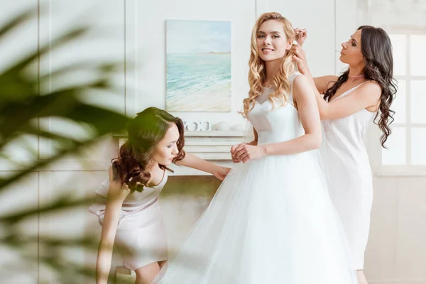 Braut mit Brautjungfern bereitet sich auf Zeremonie vor — Stockfoto