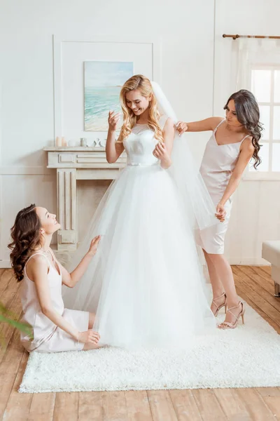 Bruden med tärnor förbereder sig för ceremoni — Stockfoto