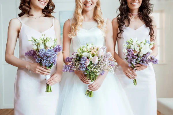 Braut mit Brautjungfern mit Blumensträußen — Stockfoto