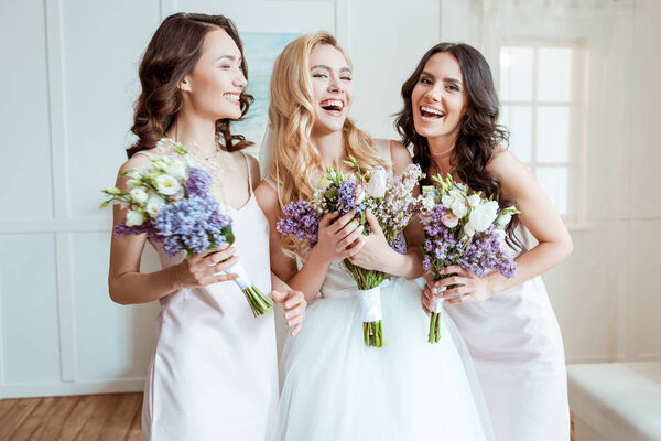 Смеющаяся невеста с подружками невесты
