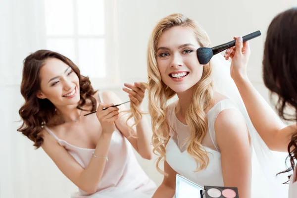 Novia conseguir maquillaje antes de la boda — Foto de Stock