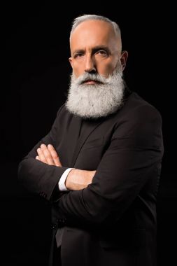 Kolları çapraz iş adamı