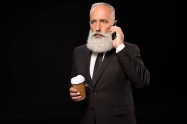 İş adamı telefonda konuşuyor.