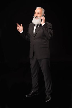 İş adamı telefonda konuşuyor.