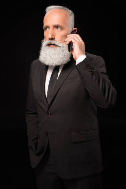 İş adamı telefonda konuşuyor.