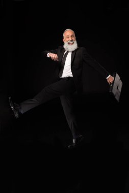 Neşeyle yürüyen işadamı