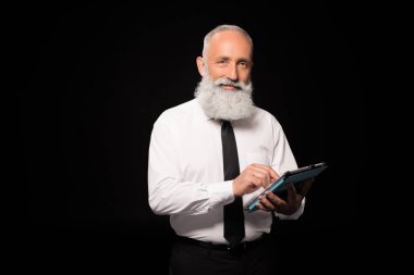 Dijital tablet kullanan adam