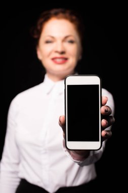 kadın gösteren smartphone ekran