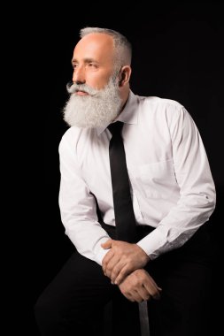 Katlanmış elleriyle poz adam