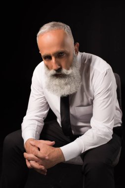 sıktı elleri ile oturan adam