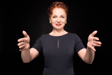 Kadın bir şey tutmak gibi davranarak