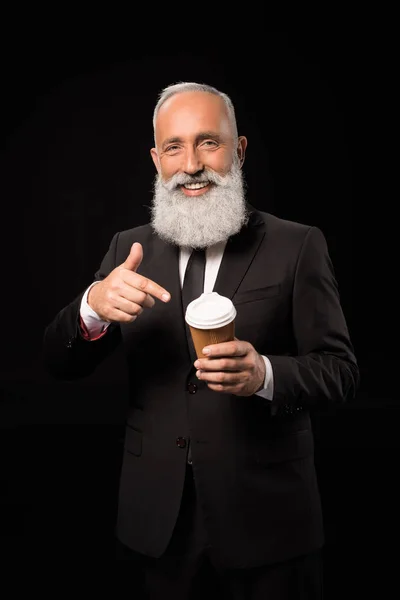 Hombre de negocios sosteniendo taza de café — Foto de Stock