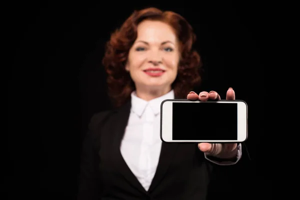 Mujer de negocios mostrando la pantalla del teléfono inteligente — Foto de stock gratis