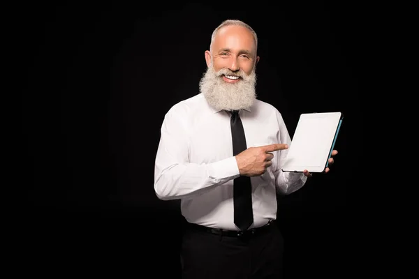 Hombre mostrando la pantalla digital de la tableta — Foto de Stock