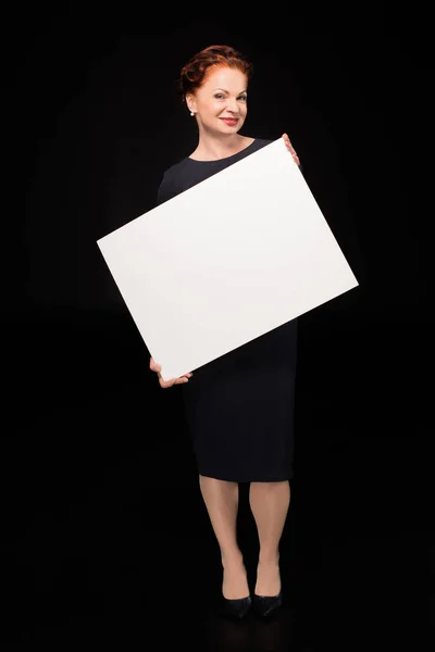 Vrouw bedrijf lege kaart — Gratis stockfoto