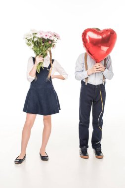 Çocuk çiçek ve balon