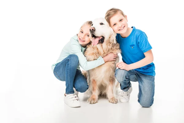 Crianças brincando com cão — Fotografia de Stock
