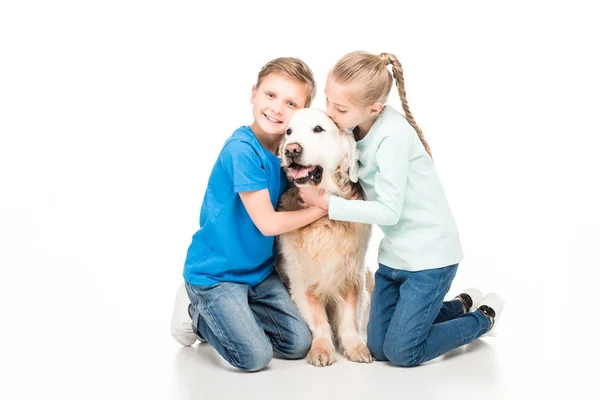 Dzieci bawiące się z psem — Zdjęcie stockowe