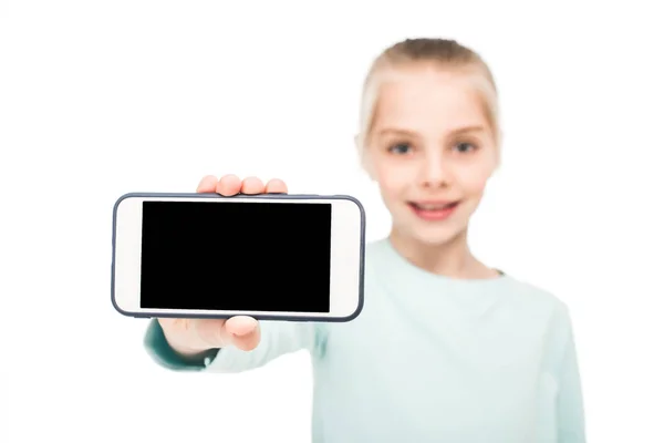 Ребёнок держит смартфон — стоковое фото