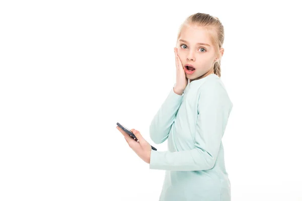 Шокированный ребенок со смартфоном — стоковое фото