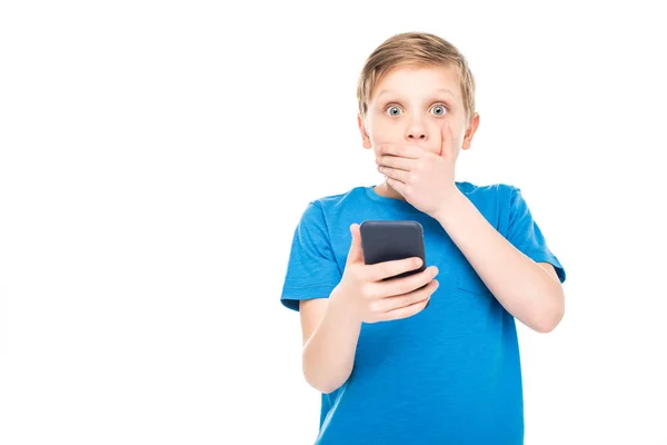 Geschokt jongen met smartphone — Stockfoto