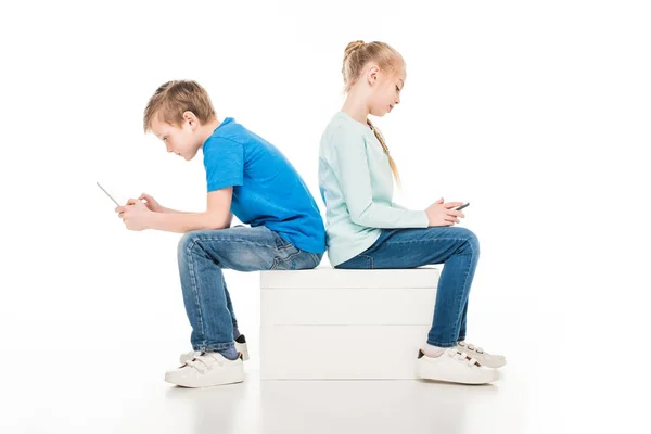 Crianças que utilizam dispositivos digitais — Fotografia de Stock