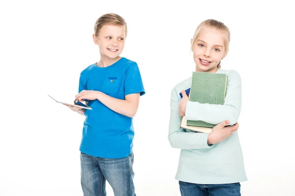Τα παιδιά με τα βιβλία και ψηφιακό tablet — Φωτογραφία Αρχείου