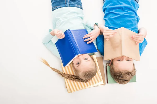 Niños leyendo libros — Foto de Stock