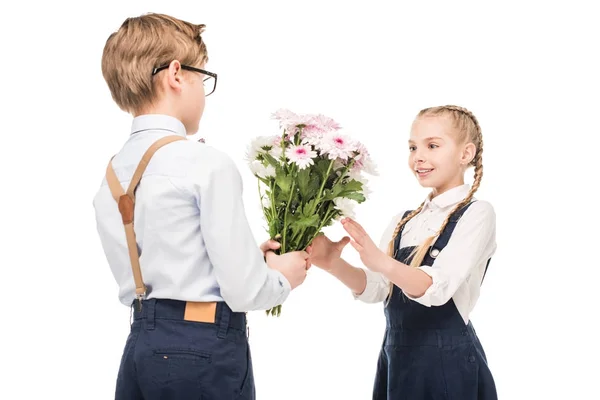 Niño presentando flores a niña — Foto de Stock