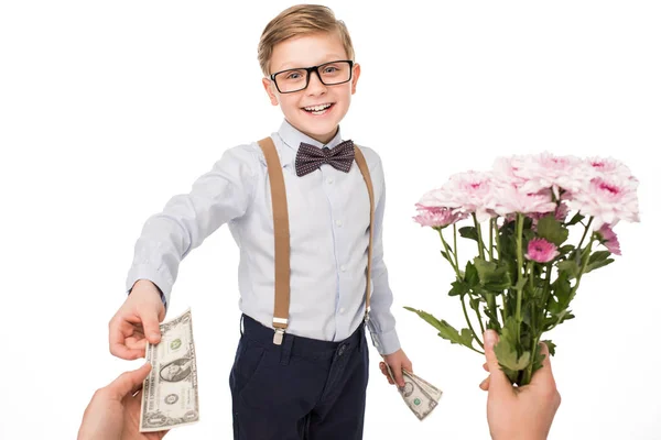 Liten pojke köper blommor — Stockfoto