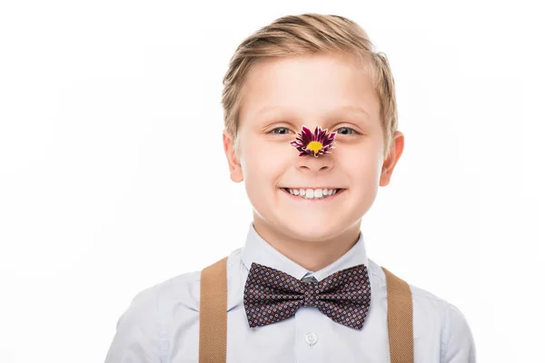 鼻の花を持つ少年 — ストック写真
