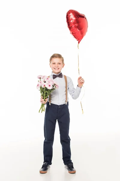 Pojken med blommor och ballong — Stockfoto